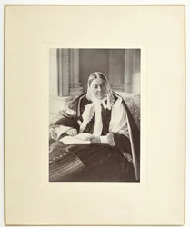 Florence Nightingale, sentada en un sofá en la Sala Azul de Claydon House, 1891