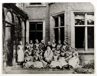 Florence Nightingale con Sir Harry Verney y la Srta. Crossland, en el centro de un grupo de enfermeras en Claydon House, 1886