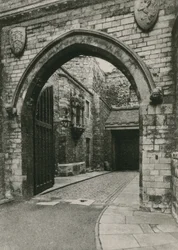 Puerta del Castillo de Lincoln, mostrando la Ventana de John O