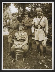 El general Sir James Willcocks y su estado mayor personal en el jardín de su cuartel general [Merville, Francia]. 31 de julio de 1915