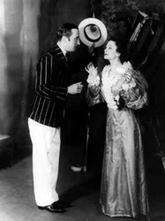 George Curzon como Algernon Moncrieffe (Algy) y Ursula Jeans como Cecily Cardew, en La Importancia de Llamarse Ernesto, de Oscar Wilde (1854-1900) en el Teatro Old Vic, 5 de febrero de 1934