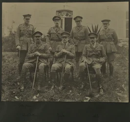 Retrato grupal de siete hombres en uniforme militar, 1914-18