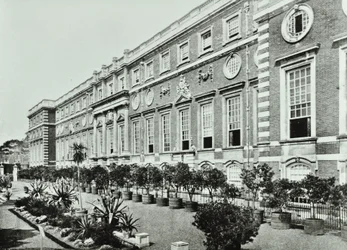 Palacio de Hampton Court, Hampton Court Road, Richmond: La Terraza, Wrens Court, 1896