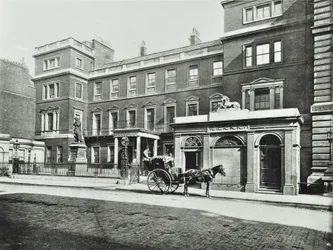 Coche de alquiler fuera de la oficina de guerra Pall Mall, Colección Willis, 1890