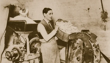 Panadería hebrea preparando pan sin levadura para la Pascua