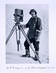 Herbert Ponting (1870-1935) con una cámara cinematográfica en la expedición Terra Nova (1910-13) al Polo Sur dirigida por el Capitán Scott, 1910-12