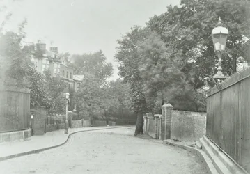 Highgate Archway: enfoque oriental con lámpara antigua fijada a las barandillas, 1896