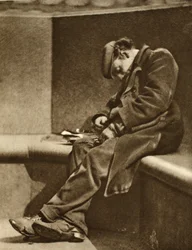 Hombre sin hogar en el puente de Blackfriars, de Wonderful London, publicado 1926-27