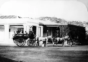 Carruaje tirado por caballos en la India colonial, c.1870s