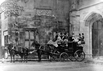 Carruaje tirado por caballos frente a una mansión neogótica, c.1870-90