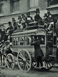 Ómnibus tirado por caballos del London Bridge Railway con pasajeros, 1880