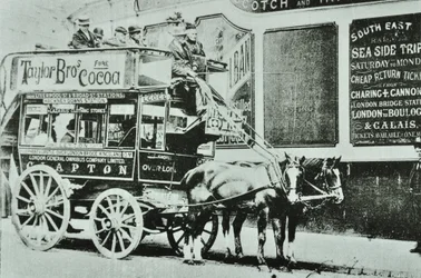 Ómnibus tirado por caballos con pasajeros, 1899