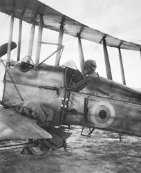 Cómo se alimentó la guarnición de Kut con máquina voladora: listo para el vuelo con sacos de grano, de The Illustrated War News, 21 de junio de 1916