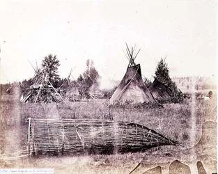 Cabañas indias en el río Kootenay, fotografiadas por los Ingenieros Reales en el Paralelo Cuarenta y Nueve