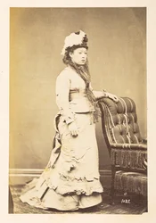 mujer japonesa en vestido europeo, Retrato de estudio de pie de cuerpo entero de una joven japonesa con vestido y sombrero occidentales,  Fotógrafo: Desconocido  Colección Lucas: Registro fotográfico de la gira mundial de Charles James y Morton P, Lucas