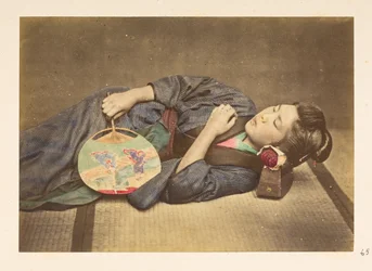 mujer japonesa durmiendo, Retrato de estudio de tres cuartos de longitud de una joven japonesa durmiendo, sosteniendo un ventilador en la mano derecha y con la cabeza apoyada en una almohada de madera,   Fotógrafo: Desconocido  Colección Lucas: Registro fo