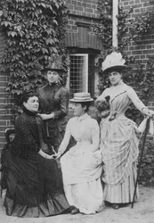 Jennie Jerome, más tarde Lady Randolph Churchill, con su madre y hermanas
