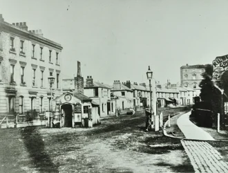 Kilburn Toll Gate en el extremo sur de Kilburn High Road por la intersección de Kilburn Priory, Camden Libraries, 1875