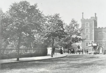 Lambeth Bridge: carretera de acceso con Lambeth Palace al fondo, 1897