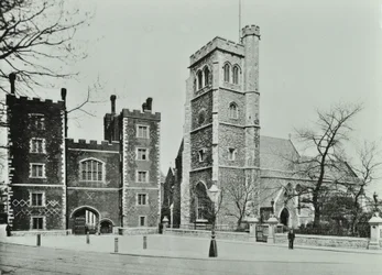 Lambeth PalaceSaint Marys Church, Lambeth Palace Road: entrada y Saint Marys Church, 1890
