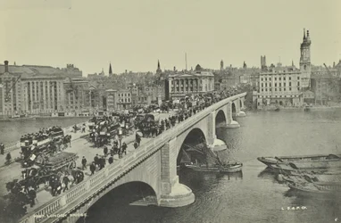 London Bridge: ómnibus tirados por caballos y carro, así como peatones, cruzan el puente, 1895