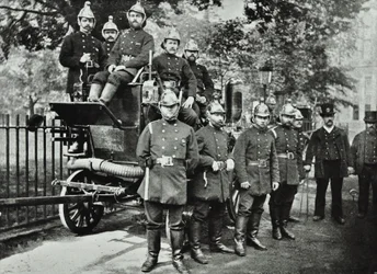 Brigada de Bomberos de Londres: grupo de bomberos, con vehículo de extinción y encargados de hidrantes, 1895