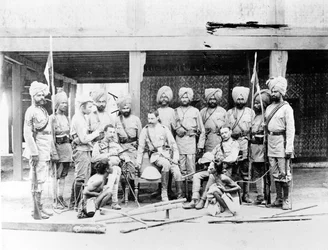 Lord Henry Rawlinson con oficiales sijs y tribus birmanas capturadas, c.1886