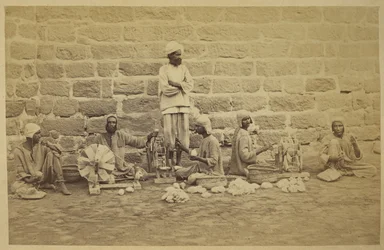 Presos masculinos enrollando algodón en ruecas en la prisión de Karachi. c. 1873160 mm x 250 mm Fotógrafo: Michie and Company Archaeological Survey of India Collections: India Office Series (Volume 52).