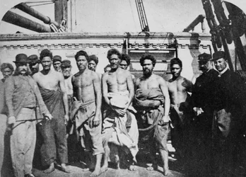 Prisioneros maoríes a bordo de un pontón prisión en el puerto de Wellington, 1866