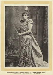 Miss Amy Augarde, como Mdlle Lange, en La hija de Madame Angot