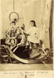 Mortimer y Gerard Gurney con su caballo de juguete