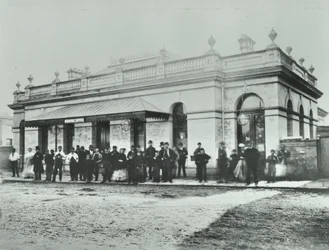 Notting Hill Gate Station: exterior del Metropolitan Railway, 1868