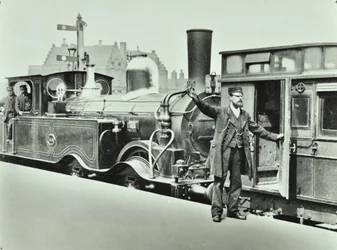 Portero de plataforma en una estación de tren, 1885