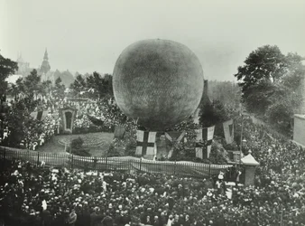 Poplar Recreation Ground: multitudes observan un globo aerostático, 1892