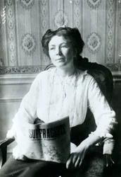 Retrato de Christabel Pankhurst leyendo una copia de The Suffragette c.1905