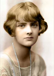 Retrato de la escritora Daphne du Maurier en 1930 (foto b/n)