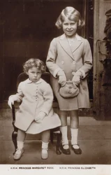 La princesa Isabel (más tarde reina Isabel II) y la princesa Margarita (foto b/n)