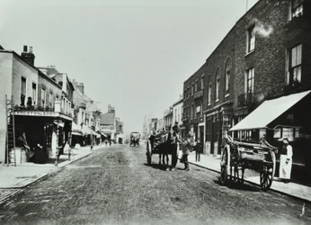 Putney High Street, mirando hacia el puente, 1885
