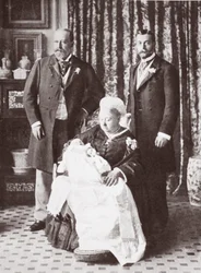 La Reina Victoria sosteniendo al Rey Eduardo VIII en su bautizo el 16 de julio de 1894