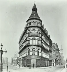 Queen Victoria Street, esquina de Mansion House Street y Queen Victoria Street, Londres, 1880