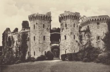 Castillo de Raglan, puerta principal (fotografía en blanco y negro)