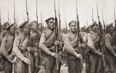 Infantería rusa en desfile y presentando armas durante la Primera Guerra Mundial, de The Illustrated War News, 1915