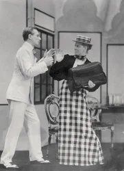 Escena de La importancia de llamarse Ernesto, de Oscar Wilde (1854-1900) en el Lyric Hammersmith, el 7 de julio de 1930