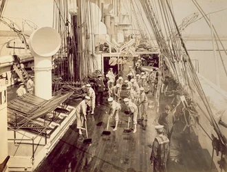 Fregando la cubierta del HMS Calliope