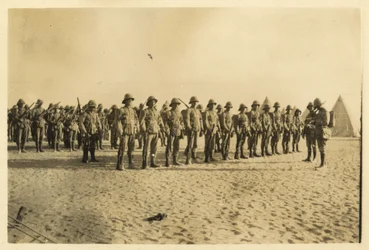Muestra una parte de mi compañía en desfile en Shusha - desierto libio, 6:30 h, septiembre de 1916