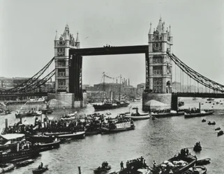 Barcos pasan bajo el Tower Bridge, 1894