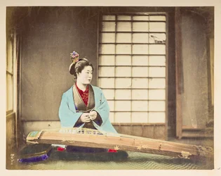 Chicas cantantes [Japón], Retrato de estudio de una mujer japonesa, sentada con un instrumento de cuerda (una especie de cítara) descansando en el suelo frente a ella,  Fotógrafo: Desconocido  Colección Lucas: Registro fotográfico de la gira mundial de Cha