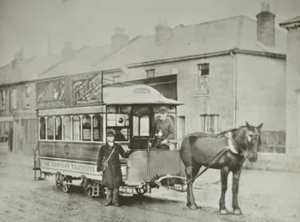 Coche de un solo caballo de la Croydon Tramways Company en la terminal de Red Deer, 1885