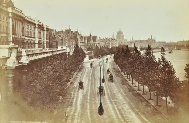 Somerset House, Victoria Embankment, Westminster: vista norte desde Waterloo Bridge, 1895