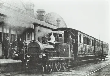 South Dock Station: una locomotora tanque de cuatro ruedas acopladas en la estación, 1880